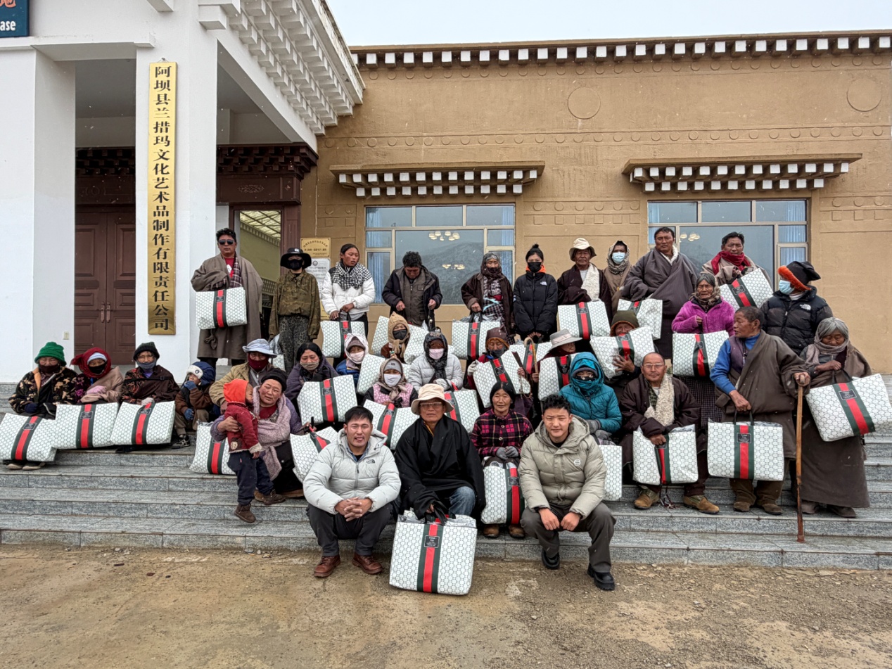 穿起马甲过重阳家国大爱暖心房